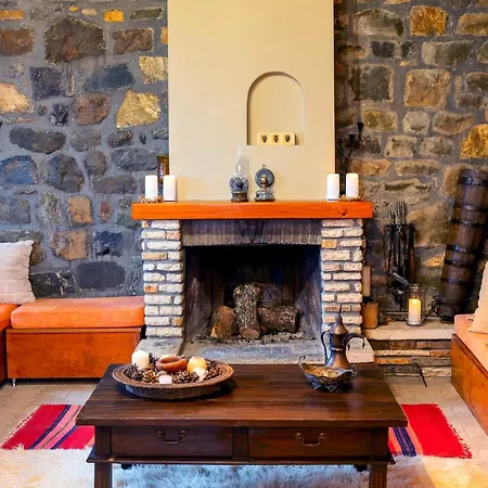 Marianda's House - Mountain Views & Rustic Charm Дом отдыха *