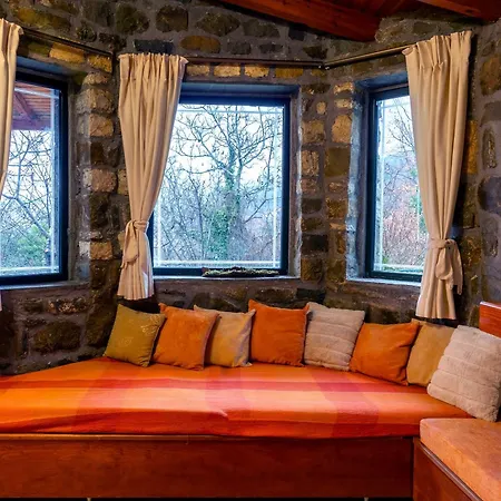 Marianda's House - Mountain Views & Rustic Charm Дом отдыха