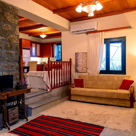 Marianda's House - Mountain Views & Rustic Charm Дом отдыха