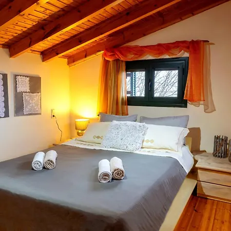 Marianda's House - Mountain Views & Rustic Charm *