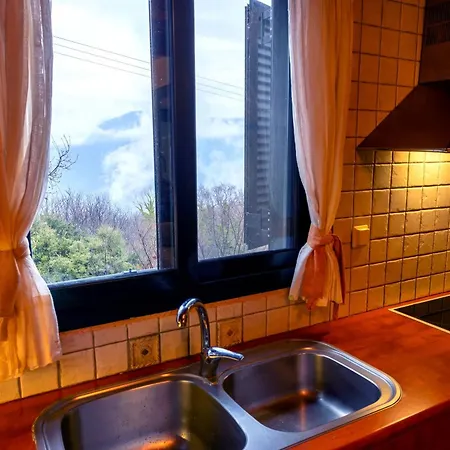 Marianda's House - Mountain Views & Rustic Charm Дом отдыха