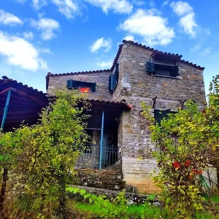 Marianda's House - Mountain Views & Rustic Charm *
